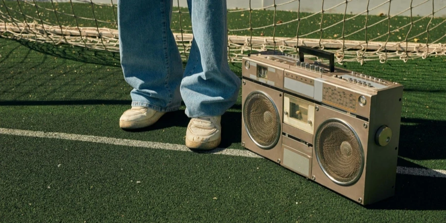 Boombox naast voeten