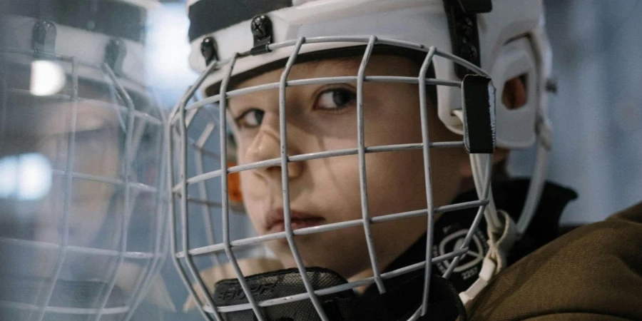 Garçon portant un casque de hockey sur glace