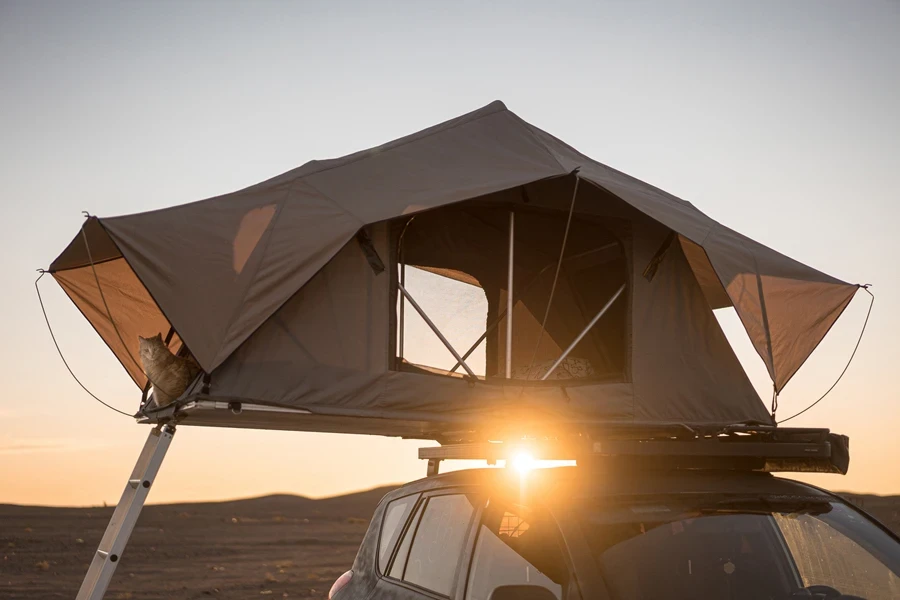 Tente de toit de voiture pour camper sur la galerie de toit d'une voiture tout-terrain