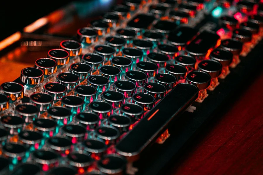 Fotografía de cerca de un teclado mecánico para juegos iluminado