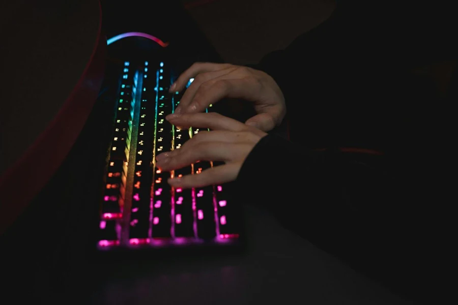 Gros plan d'une personne tapant sur un clavier