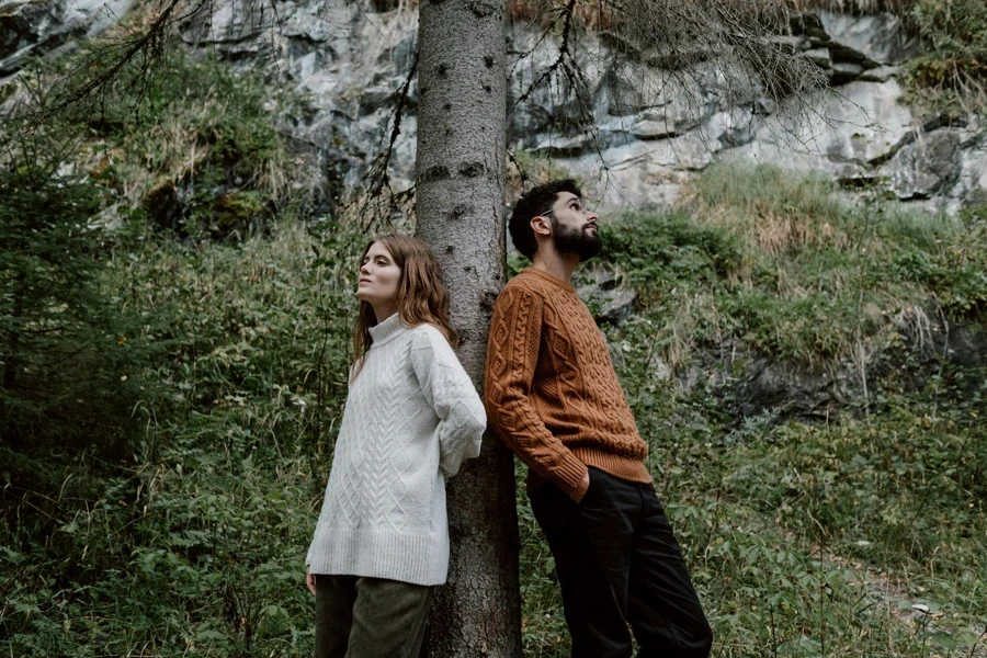 Couple appuyé contre l'arbre