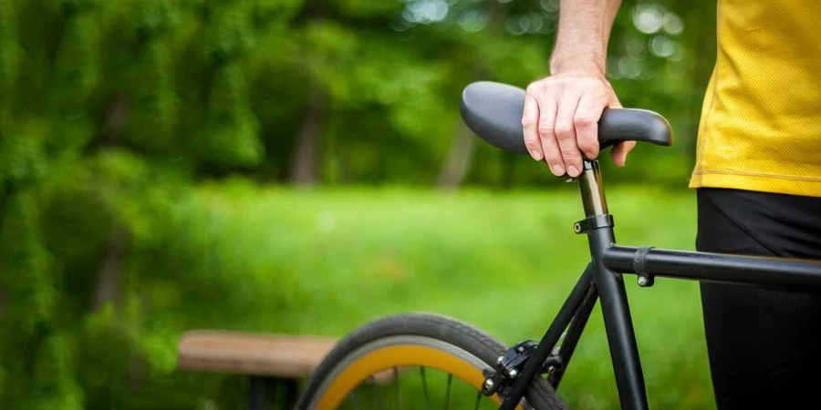 自転車を持ったサイクリスト