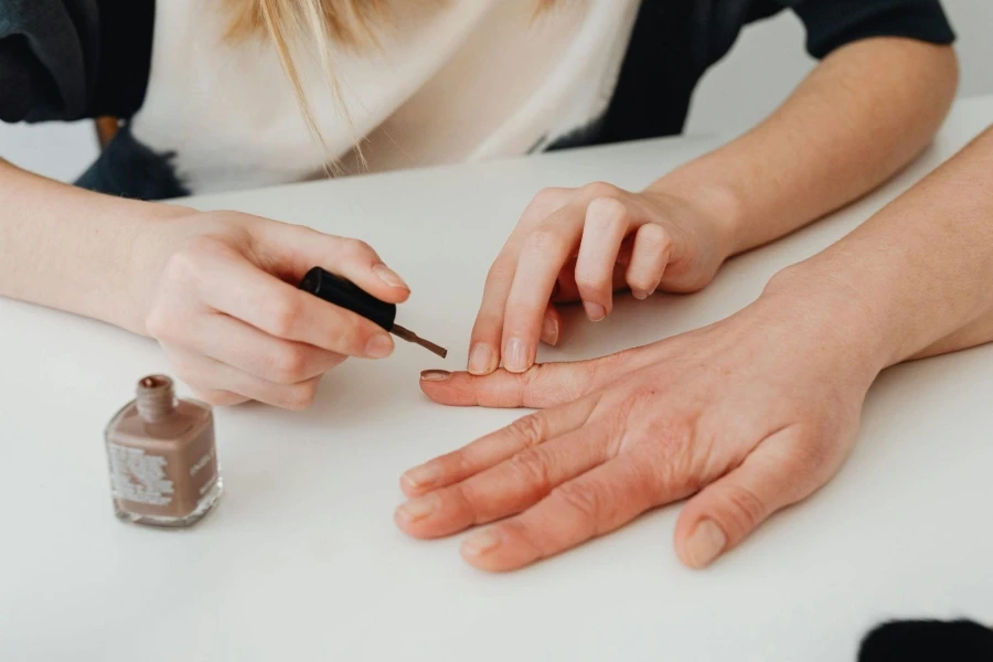 Fare la manicure con lo smalto