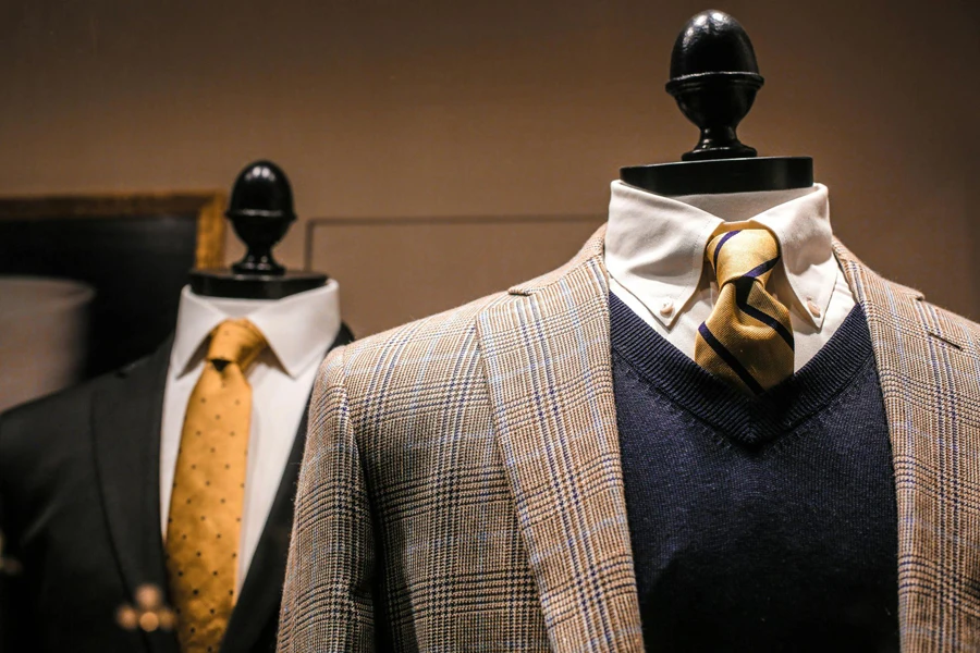 Trajes Masculinos Elegantes em Manequins em Boutique Moderna