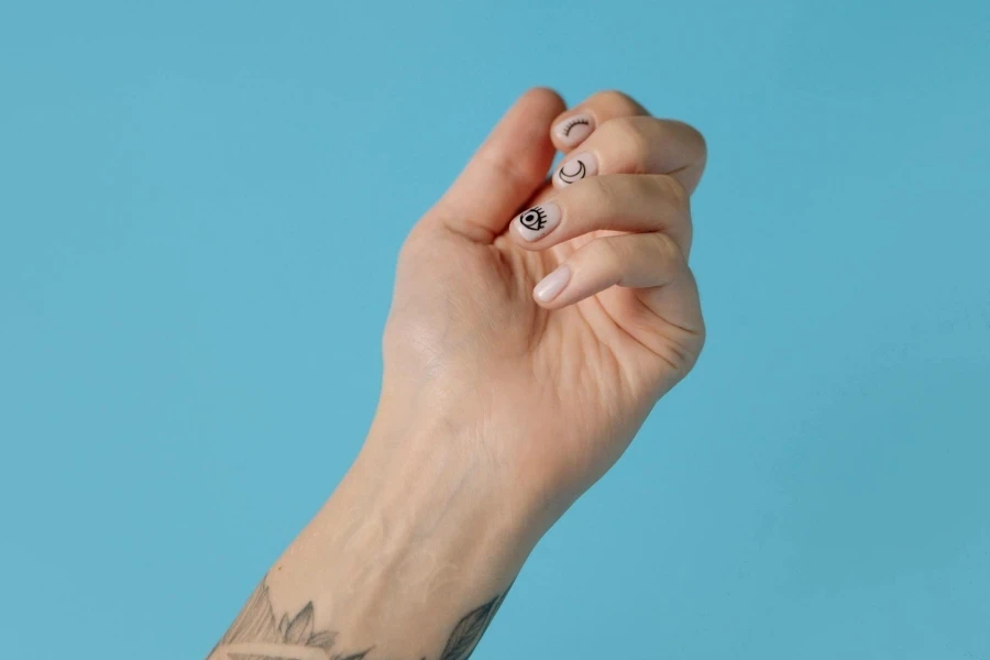 Mano femenina con uñas pintadas de aspecto único