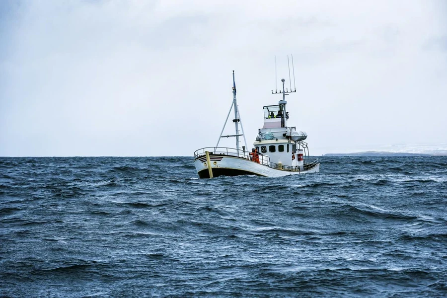 Barco de pesca en mar abierto