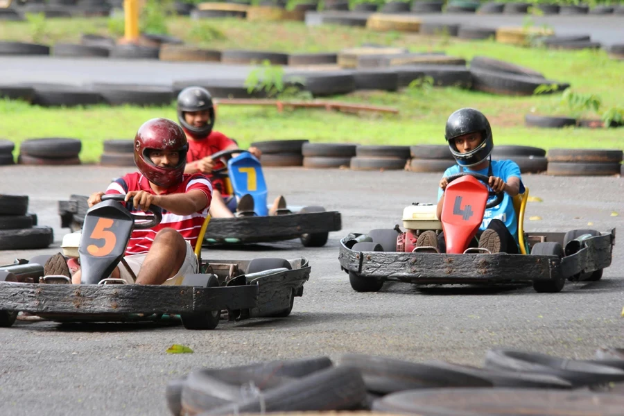 ጓደኞች Riding Go Karts