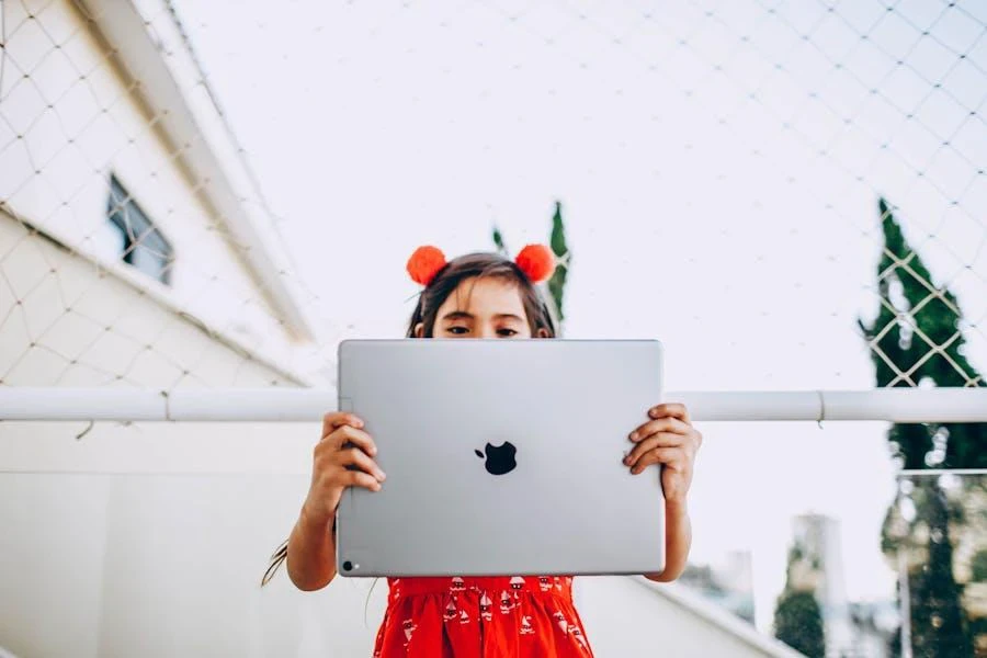 Mädchen schaut sich Inhalte auf einem iPad an