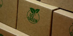 Stempel simbol ramah lingkungan dan go green dicetak pada kotak kardus