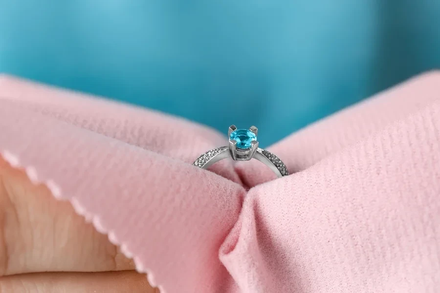 Cincin topas pembersih perhiasan dengan kain mikrofiber, closeup