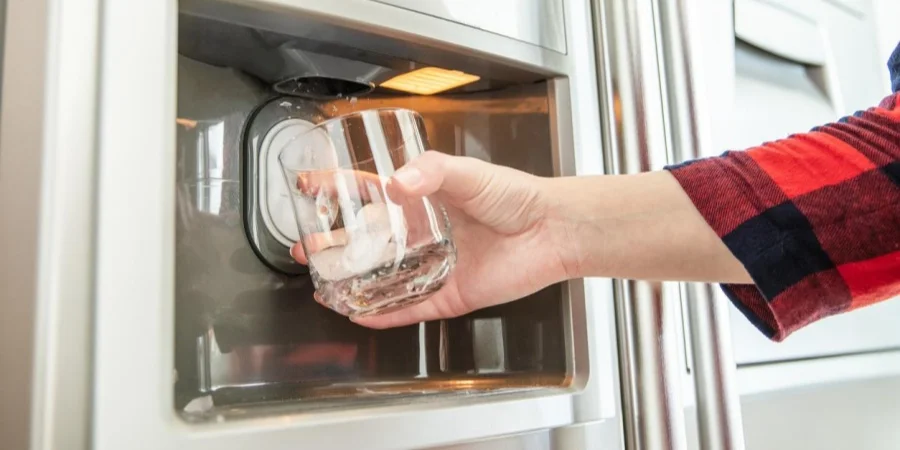 Makes fresh clean ice cubes from refrigerator