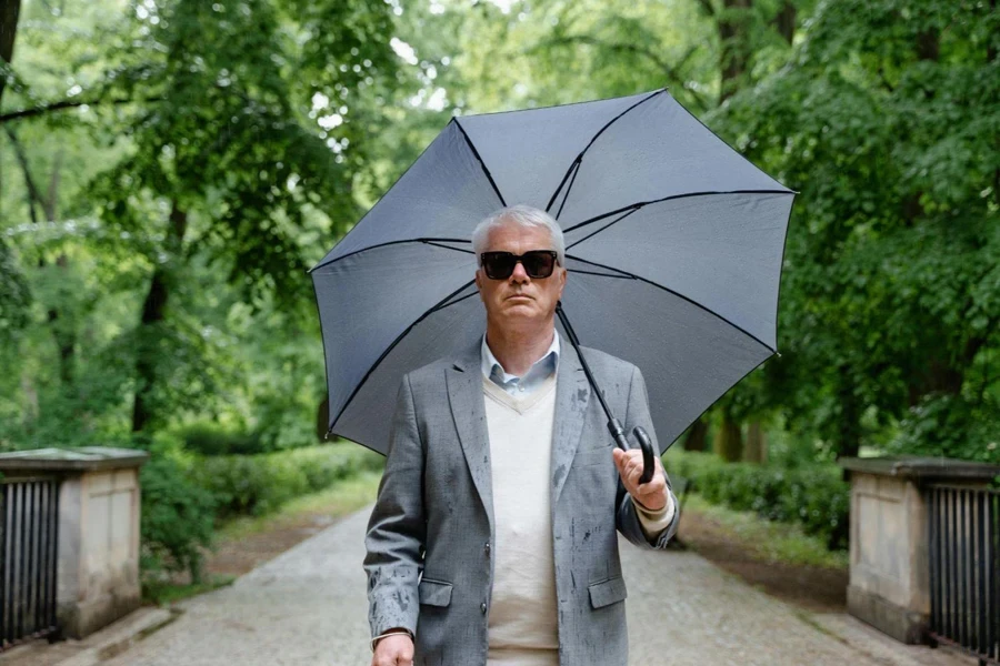 Homme marchant avec des lunettes