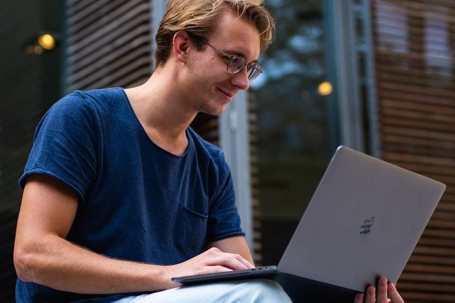 MacBookを楽々と運ぶ男性