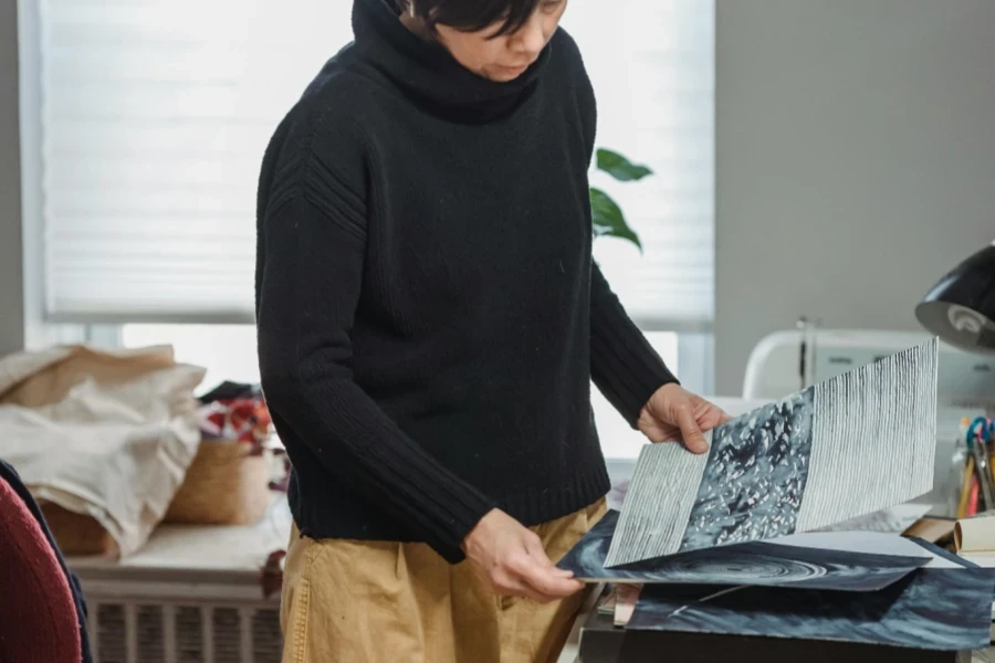 Mujer madura con jersey negro y pantalón ancho