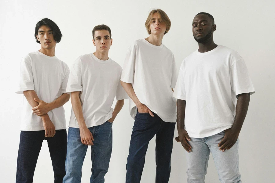 Homens posando com camisetas brancas e jeans