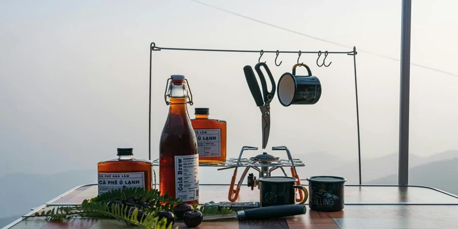 Acessórios para cozinhar ao ar livre no topo de uma montanha