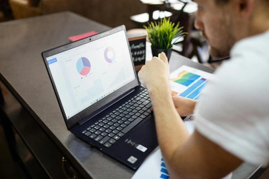 Personne utilisant un ordinateur portable noir sur une table