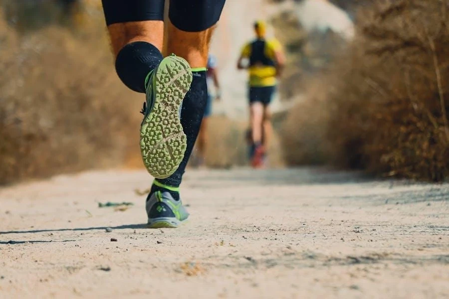 Person, die in einem Paar Trailrunning-Schuhen läuft