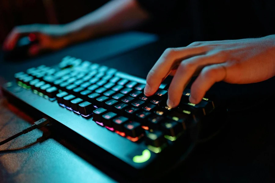 Fotografía de la mano de una persona tocando un teclado negro