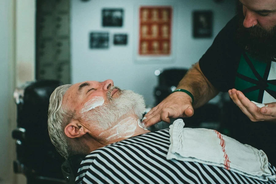 Mettere la crema da barba