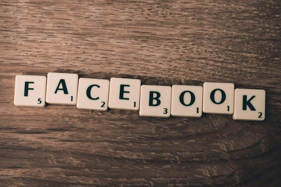 Pièces de Scrabble avec Facebook écrit dessus