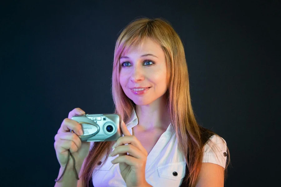 Mujer sonriente sosteniendo la cámara