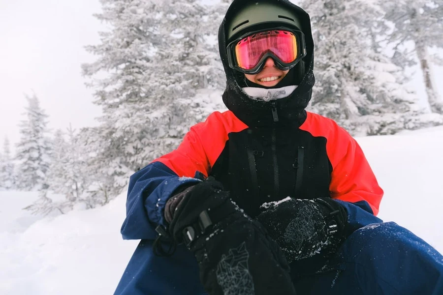 Snowboarder mit speziellen Schneehandschuhen