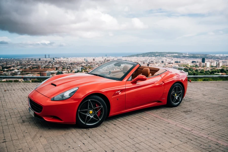 Auto sportiva parcheggiata a Barcellona