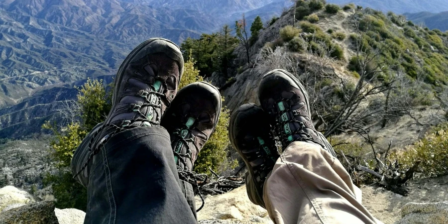 Twee personen dragen wandelschoenen