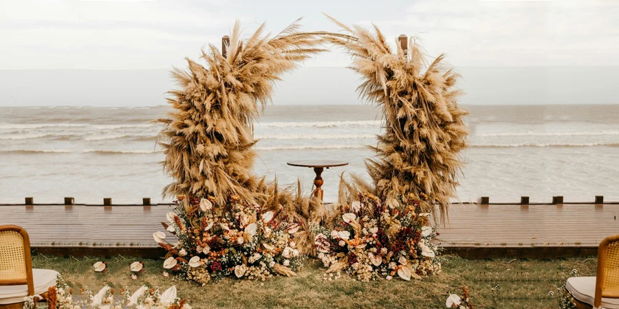 Arco de boda con flores y decoración de paja