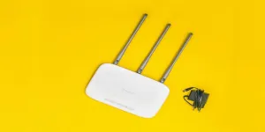 Router Wi-Fi su sfondo giallo