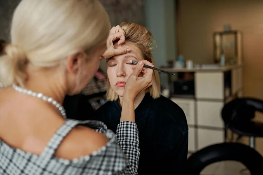 Femme mettant du fard à paupières