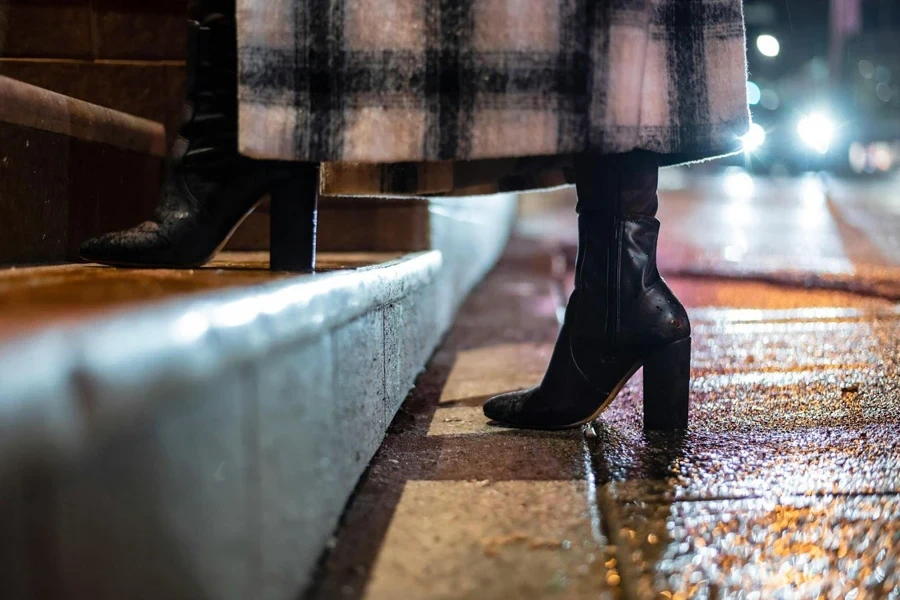 Mujer caminando por las escaleras