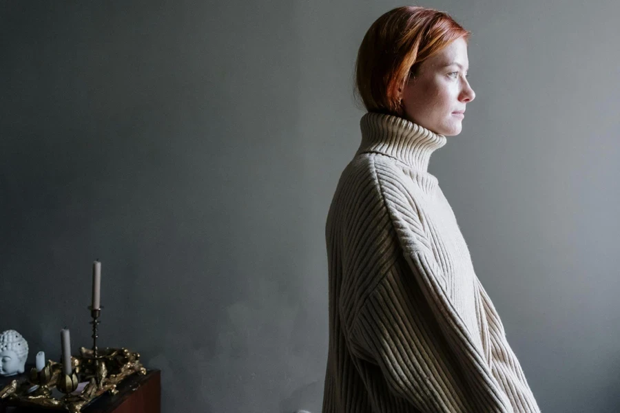 Femme En Pull à Col Roulé Blanc