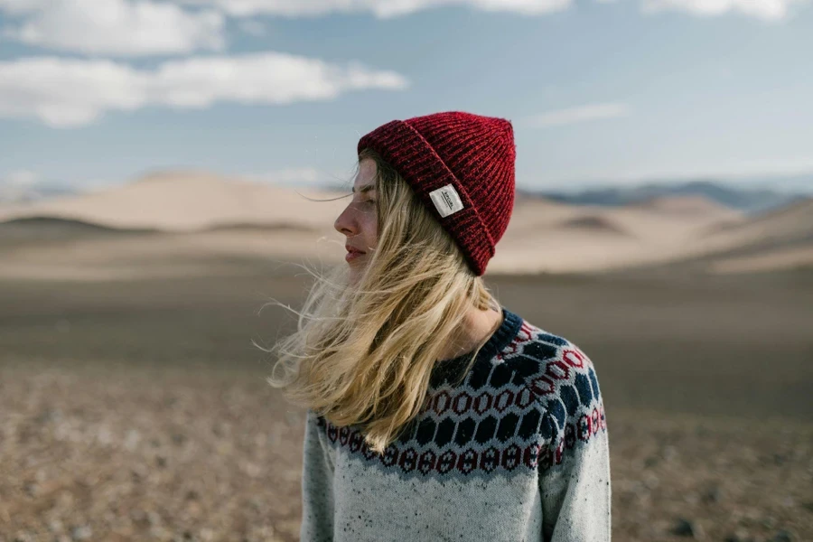 Giovane donna in piedi nel deserto