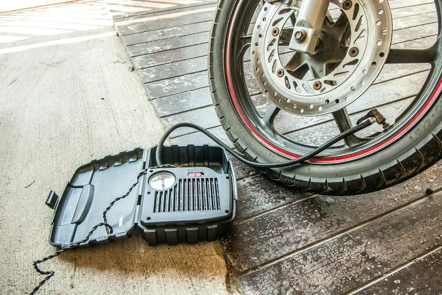 Un pneu de moto gonflé avec une pompe à air