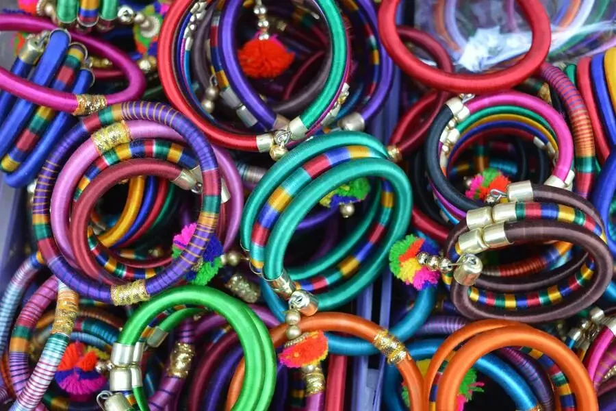 Brazaletes de colores surtidos para mujer.