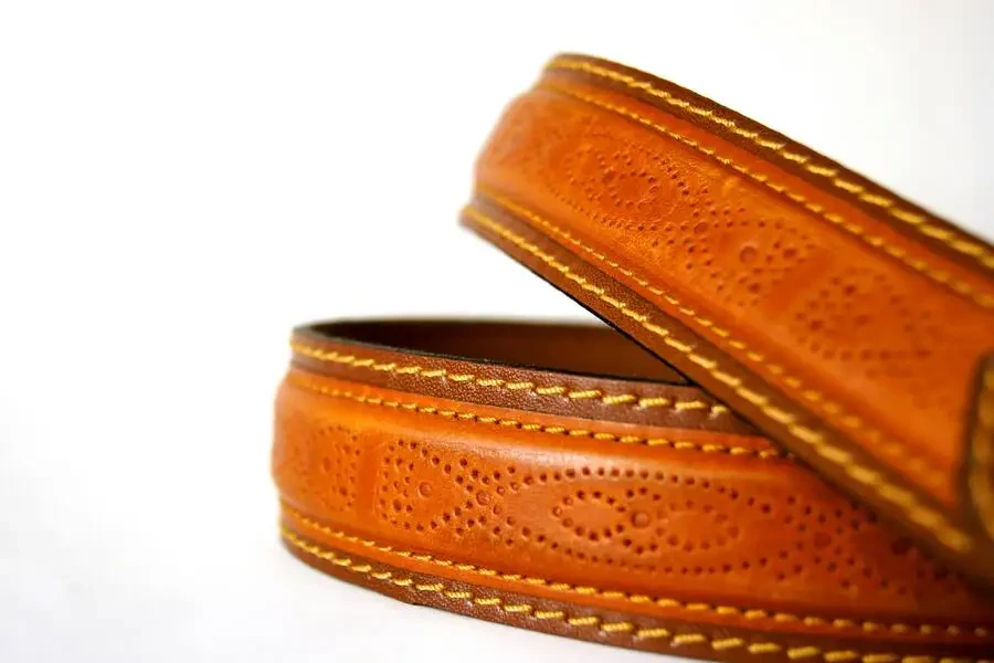 Ceinture en cuir marron sur fond blanc