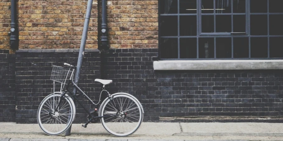 vélo de ville gris et noir dans la rue