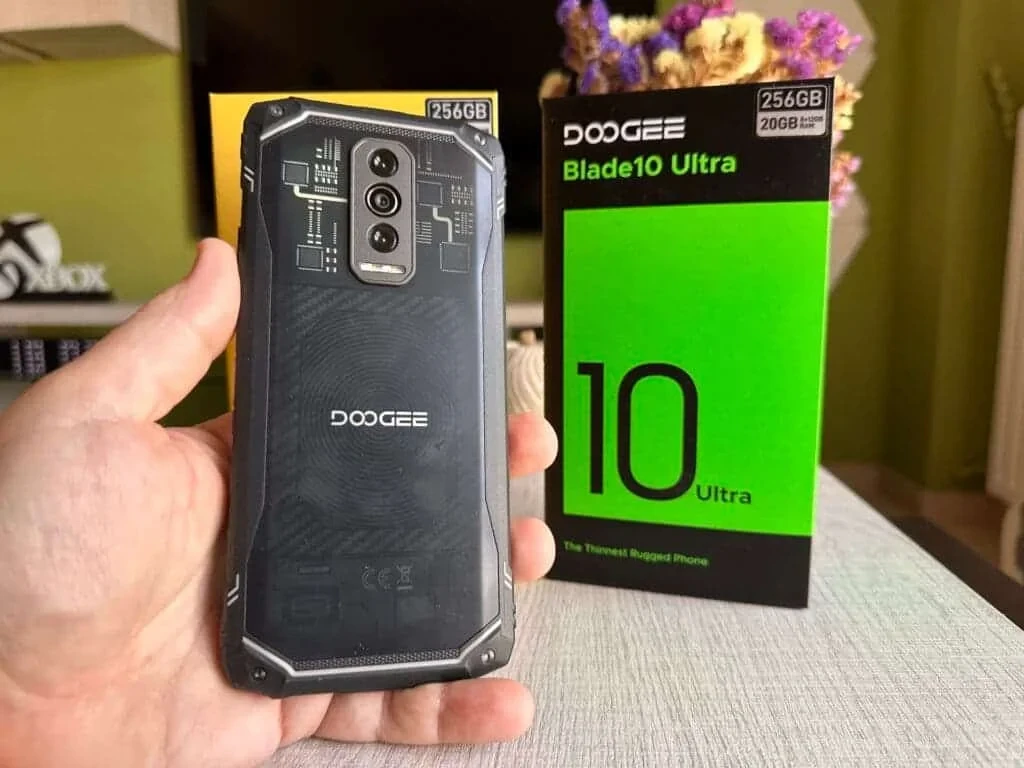 mano che tiene Doogee Blade 10 Ultra