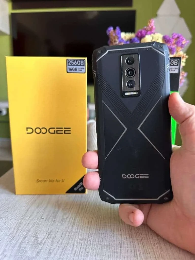 hand is holding Doogee Blade 10 Ultra