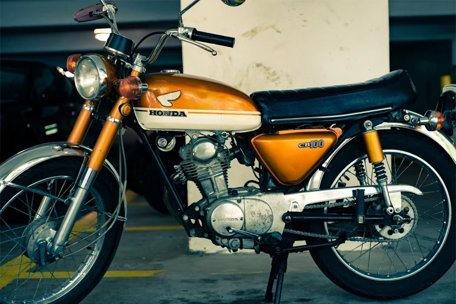 orange und schwarz Honda Standard Motorrad