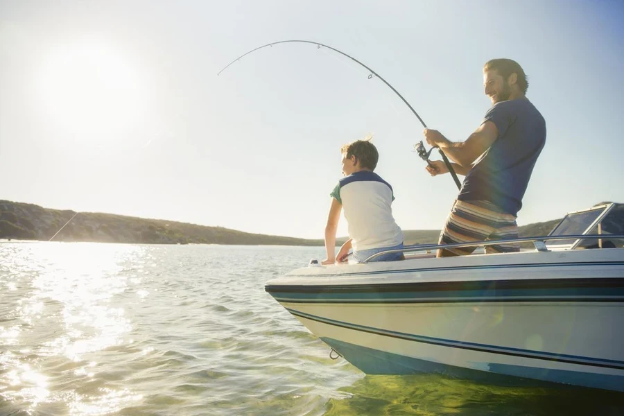 gente pescando en barco