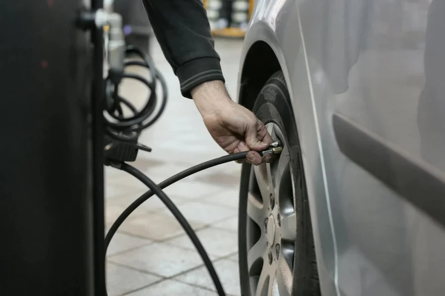 Personne en manches longues noires utilisant une pompe à air