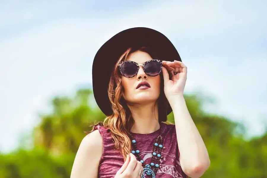 Mujer con gafas de sol negras