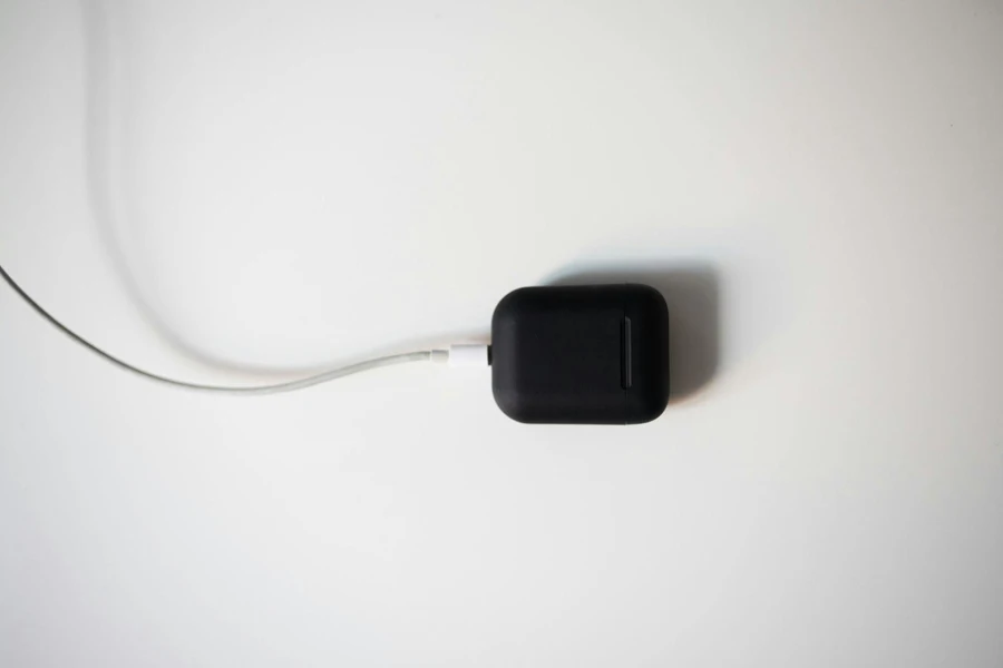 Un estuche negro para AirPods cargándose