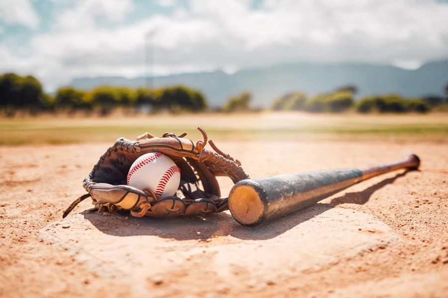 Beisebol, esporte e vazio com um bastão, bola e luva em uma placa de base em um campo ao ar livre após um jogo competitivo