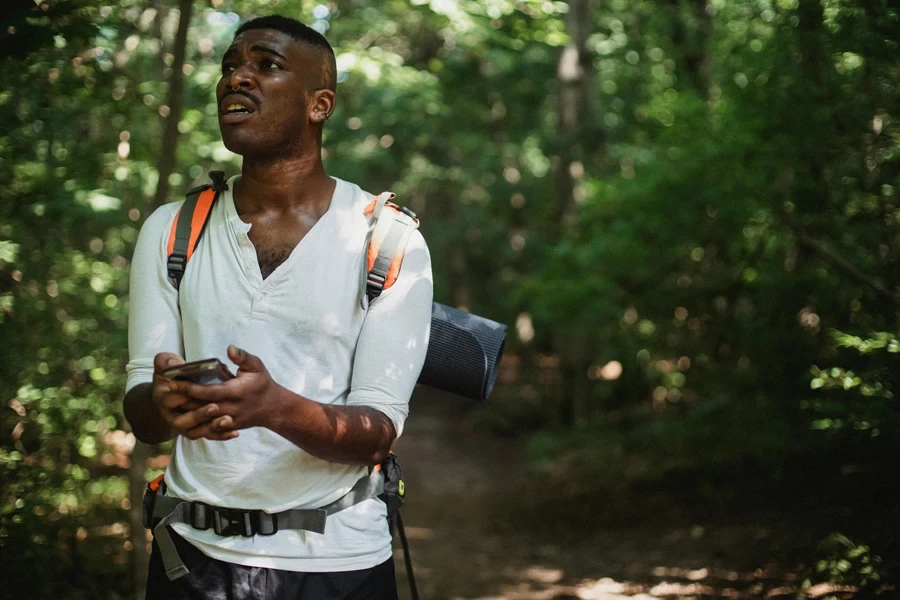 Un uomo di colore si è perso con lo smartphone nella foresta