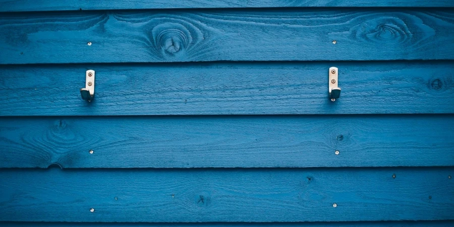 Mur en bois bleu avec crochets